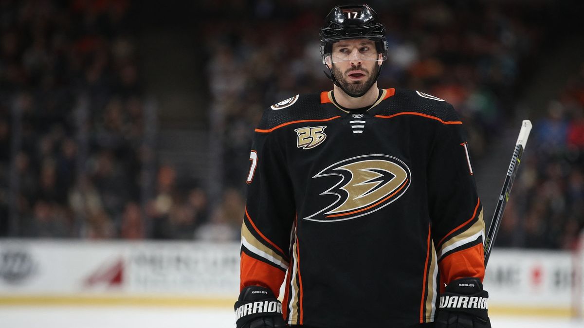 Finalista Stanley Cupu v maléru, byl obviněn z kriminálního sexuálního chování